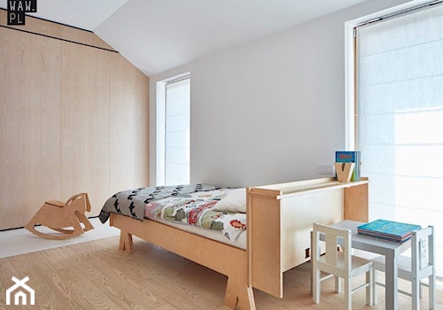Biel i drewno w prostych formach - Średnia biała sypialnia na poddaszu, styl minimalistyczny - zdjęcie od 81.WAW.PL