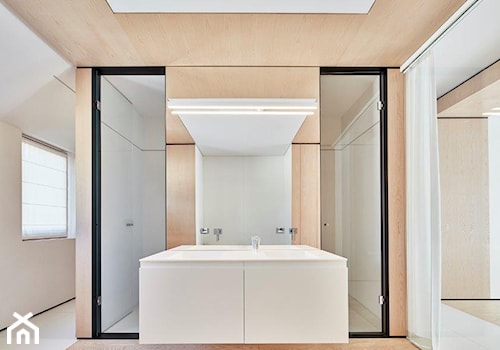 Biel i drewno w prostych formach - Średnia łazienka z oknem, styl minimalistyczny - zdjęcie od 81.WAW.PL
