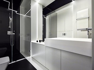 Biel i drewno w prostych formach - Średnia bez okna łazienka, styl nowoczesny - zdjęcie od 81.WAW.PL