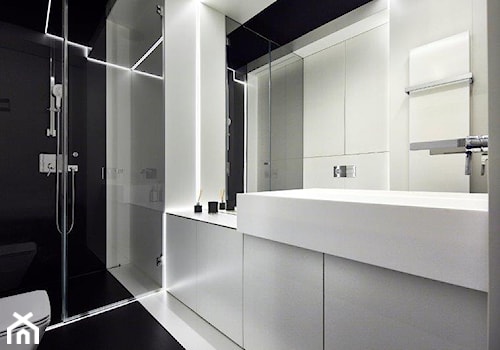 Biel i drewno w prostych formach - Średnia bez okna łazienka, styl nowoczesny - zdjęcie od 81.WAW.PL