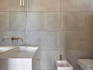 Betonowa kostka - Mała bez okna z lustrem z dwoma umywalkami łazienka, styl nowoczesny - zdjęcie od 81.WAW.PL