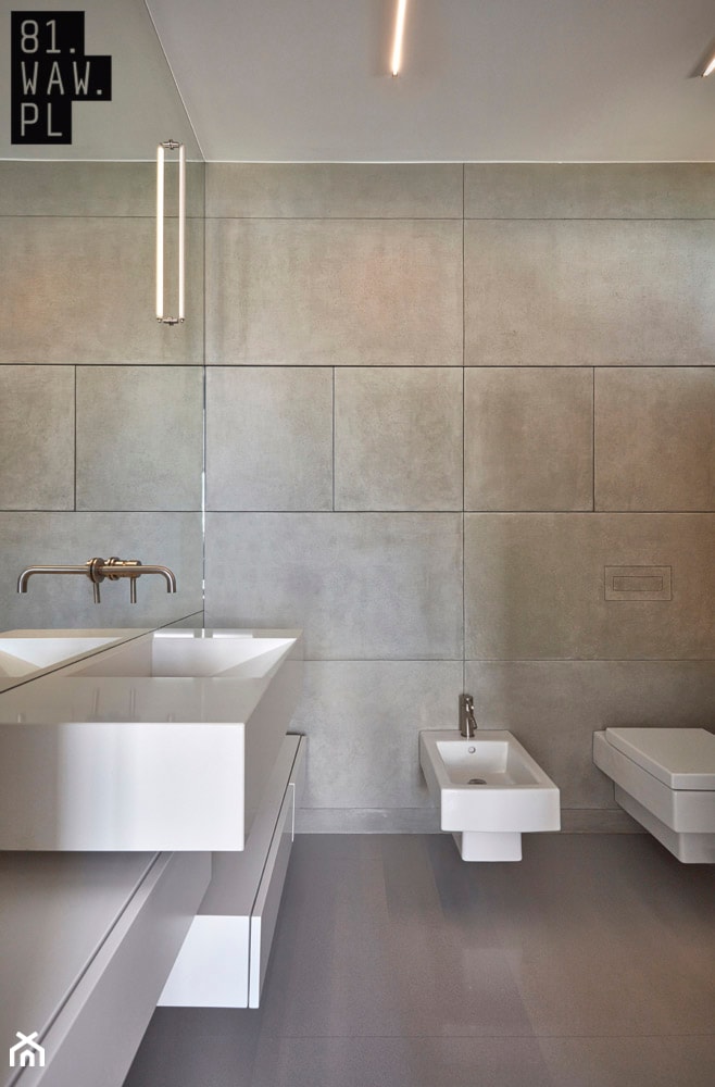 Betonowa kostka - Mała bez okna z lustrem z dwoma umywalkami łazienka, styl nowoczesny - zdjęcie od 81.WAW.PL - Homebook