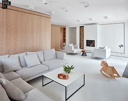 Biel i drewno w prostych formach - Średni biały salon z jadalnią, styl minimalistyczny - zdjęcie od 81.WAW.PL - Homebook