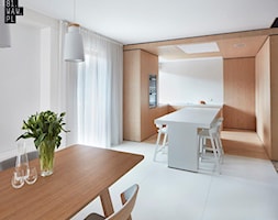 Biel i drewno w prostych formach - Średnia biała jadalnia w kuchni, styl minimalistyczny - zdjęcie od 81.WAW.PL - Homebook