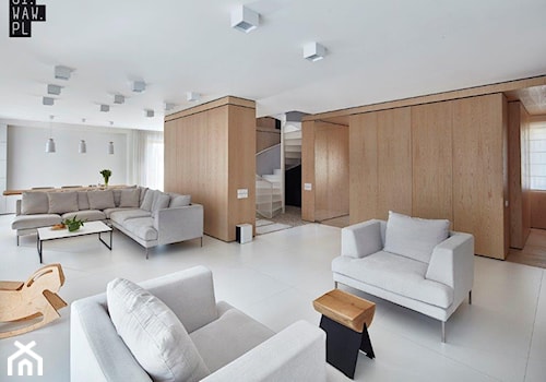 Biel i drewno w prostych formach - Duży biały salon z jadalnią, styl minimalistyczny - zdjęcie od 81.WAW.PL