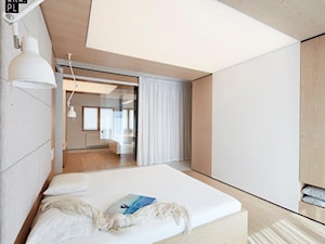 Biel i drewno w prostych formach - Średnia szara sypialnia, styl minimalistyczny - zdjęcie od 81.WAW.PL