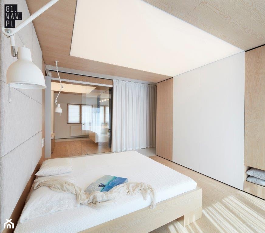 Biel i drewno w prostych formach - Średnia szara sypialnia, styl minimalistyczny - zdjęcie od 81.WAW.PL