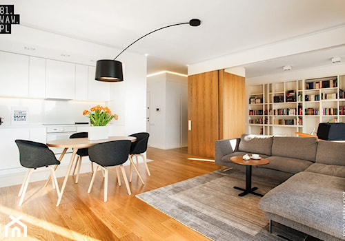 Mieszkanie z "ukrytym' gabinetem - Średnia biała jadalnia w kuchni, styl minimalistyczny - zdjęcie od 81.WAW.PL