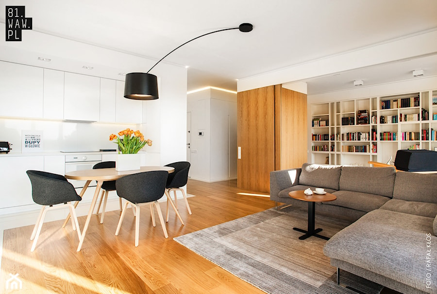 Mieszkanie z "ukrytym' gabinetem - Średnia biała jadalnia w kuchni, styl minimalistyczny - zdjęcie od 81.WAW.PL