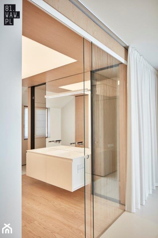 Biel i drewno w prostych formach - Mała na poddaszu bez okna z dwoma umywalkami łazienka, styl minimalistyczny - zdjęcie od 81.WAW.PL - Homebook