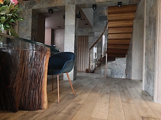 Schody Amazakue, podłoga drewniana Dąb