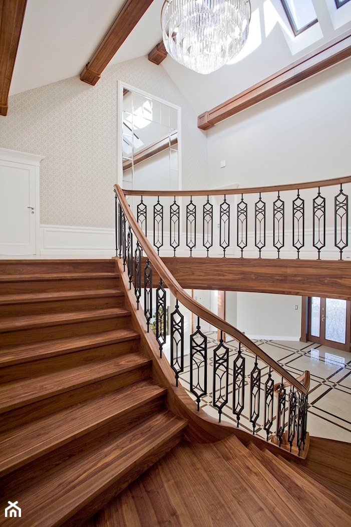 Realizacja schodów klasycznych, drewno Orzech Amerykański. - zdjęcie od Bosco studio - Homebook