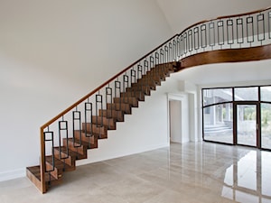 Realizacja schodów klasycznych, drewno Orzech - zdjęcie od Bosco studio