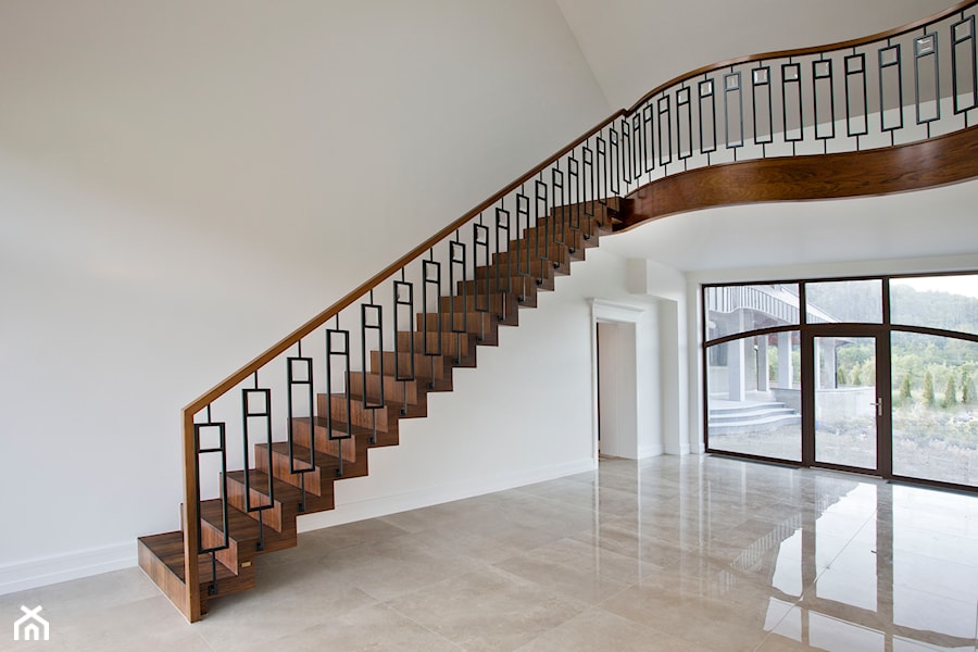 Realizacja schodów klasycznych, drewno Orzech - zdjęcie od Bosco studio