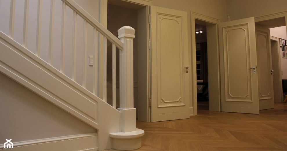 Schody klasyczne malowane na biało - zdjęcie od Bosco studio - Homebook