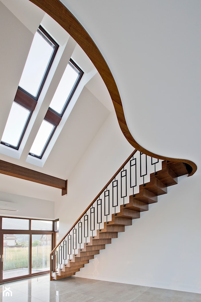 Realizacja schodów klasycznych, drewno Orzech - zdjęcie od Bosco studio - Homebook