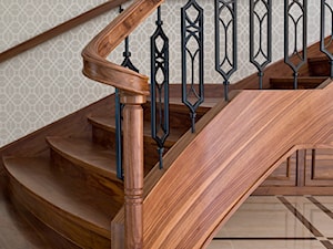 Realizacja schodów klasycznych, drewno Orzech Amerykański. - zdjęcie od Bosco studio