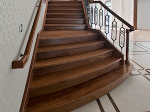 Realizacja schodów klasycznych, drewno Orzech Amerykański. - zdjęcie od Bosco studio