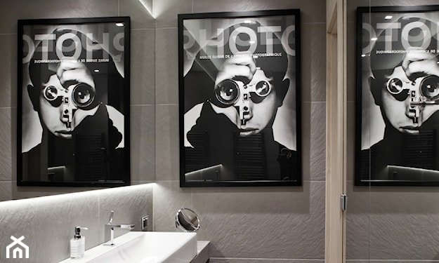 nowoczesna łazienka, podświetlane lustro, szary blat łazienkowy