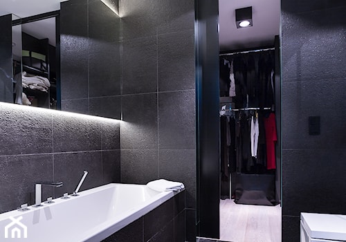 PROJEKT 5 - Mała na poddaszu bez okna z lustrem łazienka, styl nowoczesny - zdjęcie od muc&scott interiors