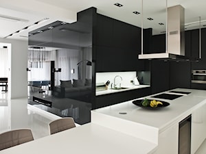 PROJEKT 2 - Duża otwarta z kamiennym blatem biała czarna z zabudowaną lodówką z podblatowym zlewozmywakiem kuchnia w kształcie litery u z wyspą lub półwyspem, styl minimalistyczny - zdjęcie od muc&scott interiors