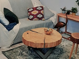 Stolik kawowy z plastra dębu i turkusowej żywicy - Salon, styl skandynawski - zdjęcie od ForRest-Concept