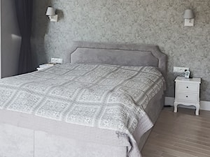 Pastelowo - Duża biała szara sypialnia, styl tradycyjny - zdjęcie od Homeemotions.architects