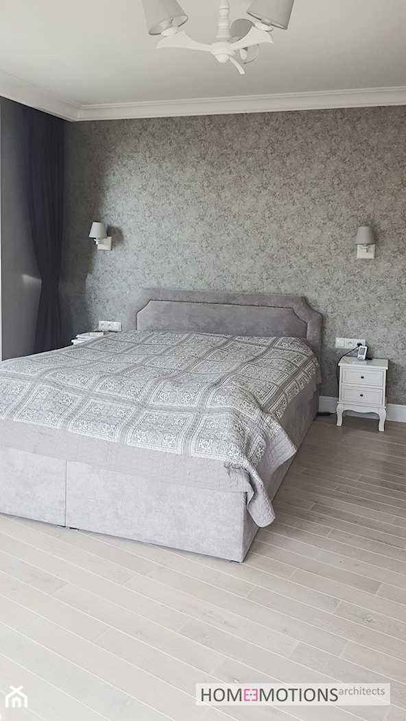 Pastelowo - Duża biała szara sypialnia, styl tradycyjny - zdjęcie od Homeemotions.architects - Homebook
