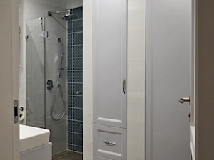 Pastelowo - Średnia bez okna z punktowym oświetleniem łazienka, styl tradycyjny - zdjęcie od Homeemotions.architects