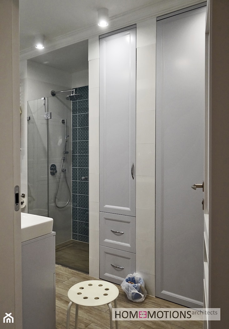 Pastelowo - Średnia bez okna z punktowym oświetleniem łazienka, styl tradycyjny - zdjęcie od Homeemotions.architects - Homebook