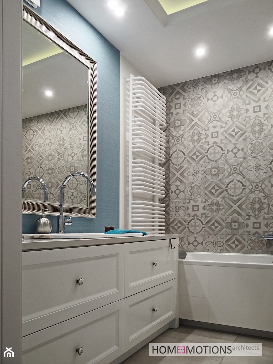 Pastelowo - Mała bez okna z punktowym oświetleniem łazienka, styl tradycyjny - zdjęcie od Homeemotions.architects
