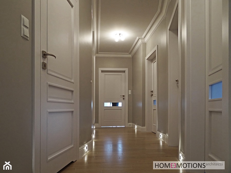 Pastelowo - Średni czarny hol / przedpokój, styl tradycyjny - zdjęcie od Homeemotions.architects