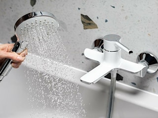 Wanna z prysznicem – czy warto postawić na rozwiązanie 2w1? Sprawdzamy 