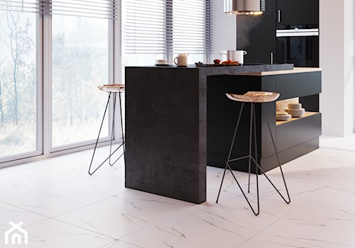 iSatuario 60x60 - Średnia otwarta z kamiennym blatem szara z zabudowaną lodówką kuchnia w kształcie litery l z oknem, styl nowoczesny - zdjęcie od LIS Ceramika