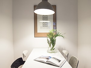 Projekt wnętrz - Mała biała jadalnia jako osobne pomieszczenie, styl industrialny - zdjęcie od masa architekci
