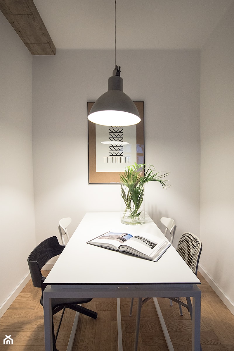 Projekt wnętrz - Mała biała jadalnia jako osobne pomieszczenie, styl industrialny - zdjęcie od masa architekci