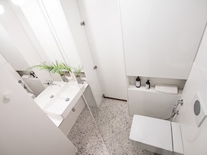 Projekt wnętrz - Mała bez okna z lustrem z marmurową podłogą łazienka, styl nowoczesny - zdjęcie od masa architekci
