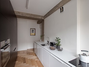 Projekt wnętrz - Średnia z kamiennym blatem biała z zabudowaną lodówką z podblatowym zlewozmywakiem kuchnia dwurzędowa z oknem, styl nowoczesny - zdjęcie od masa architekci
