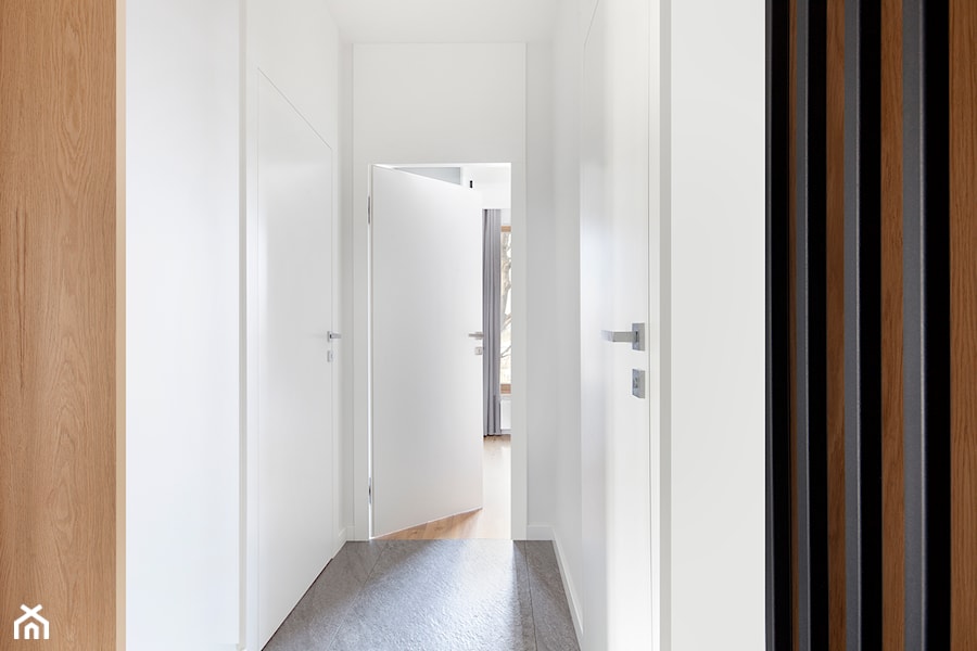 Średni biały hol / przedpokój - zdjęcie od INTER DOOR - drzwi z natury