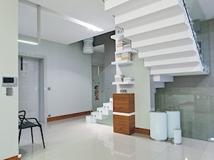 białe schody betonowe z charakterem - zdjęcie od SARNA ARCHITEKCI / Architektura Wnętrza dla wymagających / Interior Design