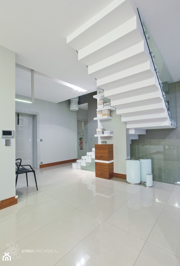 białe schody betonowe z charakterem - zdjęcie od SARNA ARCHITEKCI / Architektura Wnętrza dla wymagających / Interior Design - Homebook