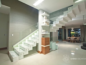 białe schody dywanowe - zdjęcie od SARNA ARCHITEKCI / Architektura Wnętrza dla wymagających / Interior Design
