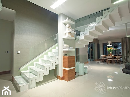 Aranżacje wnętrz - Schody: białe schody dywanowe - SARNA ARCHITEKCI / Architektura Wnętrza dla wymagających / Interior Design . Przeglądaj, dodawaj i zapisuj najlepsze zdjęcia, pomysły i inspiracje designerskie. W bazie mamy już prawie milion fotografii!