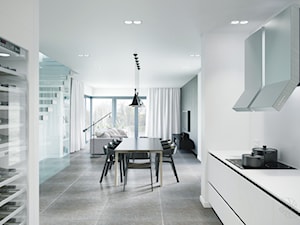 biało szara jadalnia - zdjęcie od SARNA ARCHITEKCI / Architektura Wnętrza dla wymagających / Interior Design