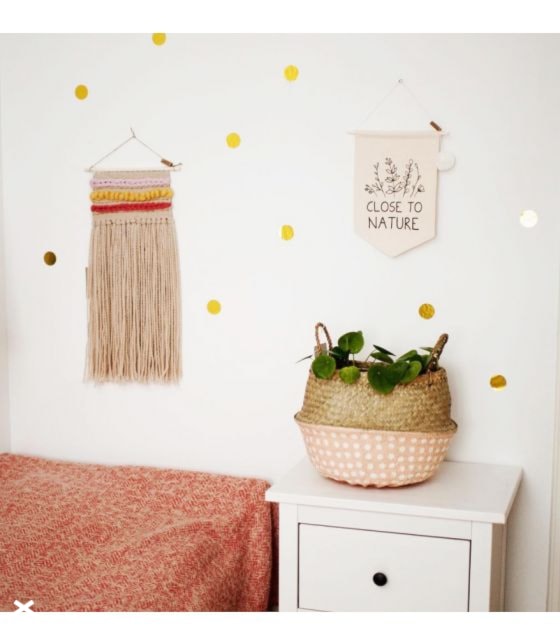 Mały biały pokój dziecka dla dziecka dla nastolatka dla dziewczynki, styl rustykalny - zdjęcie od mybohome