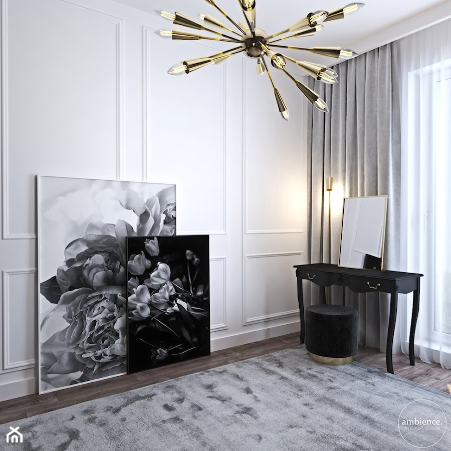 Niskobudżetowo z granatowym akcentem - Średnia biała sypialnia, styl tradycyjny - zdjęcie od Ambience. Interior design