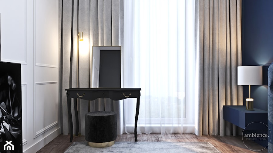 Niskobudżetowo z granatowym akcentem - Średnia czarna sypialnia, styl tradycyjny - zdjęcie od Ambience. Interior design