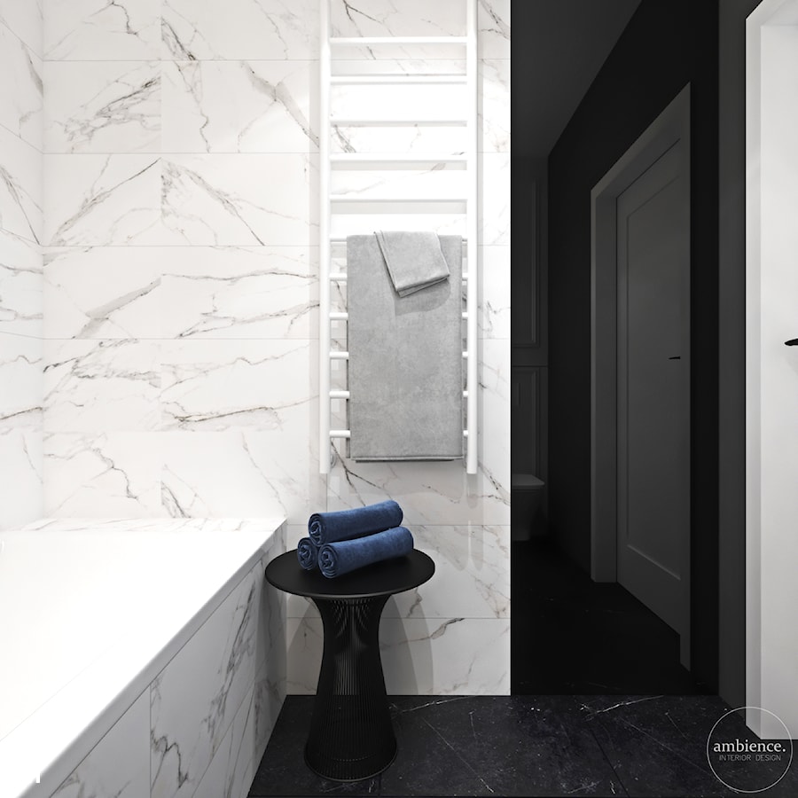 Niskobudżetowo z granatowym akcentem - Mała bez okna z marmurową podłogą łazienka, styl nowoczesny - zdjęcie od Ambience. Interior design