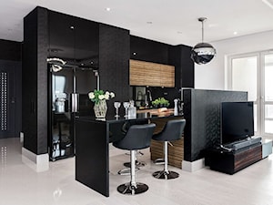 Kuchnie - Średnia otwarta z salonem biała czarna z zabudowaną lodówką kuchnia dwurzędowa z oknem, styl nowoczesny - zdjęcie od Max Kuchnie