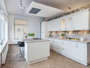 Kuchnie - Duża z salonem biała z zabudowaną lodówką kuchnia jednorzędowa z oknem, styl prowansalski - zdjęcie od Max Kuchnie